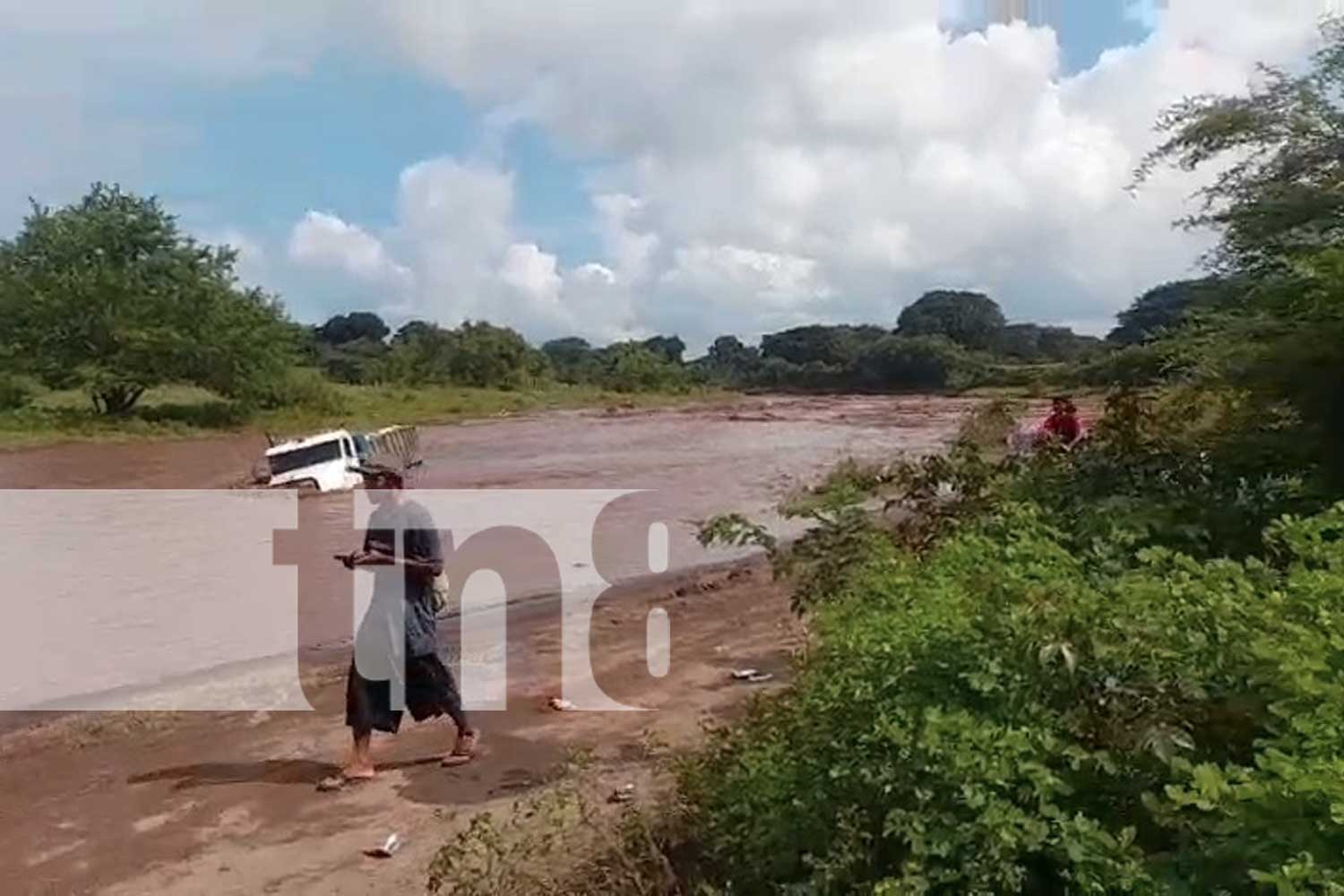 Foto: Un camión quedó varado en Nandaime tras la crecida del arroyo. Autoridades y trabajadores siguen intentando rescatarlo/TN8