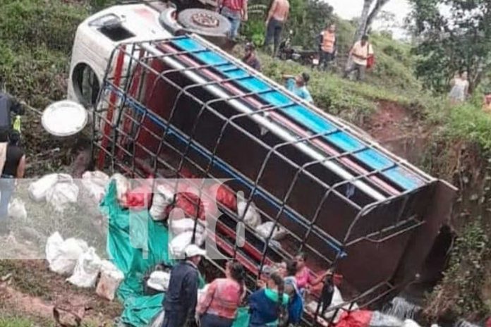 Foto: Camión queda volcado en El Rama /TN8