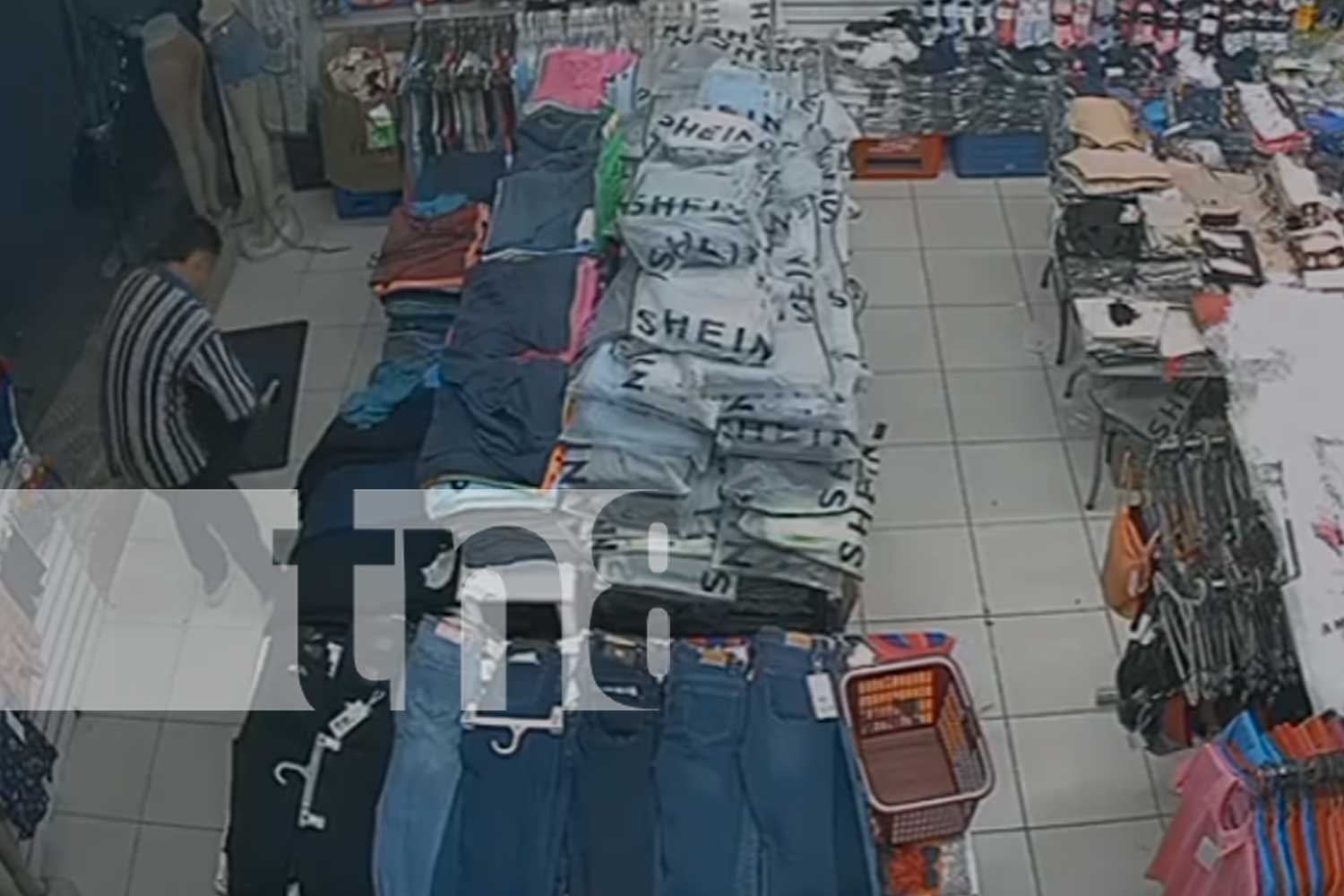 Foto: Robo captado en cámaras: joven sustrae pantalones en tienda de Juigalpa/TN8