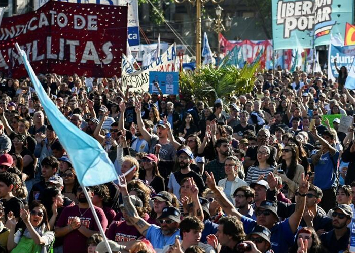 Foto: Milei enfrenta la protesta estudiantil /cortesía 