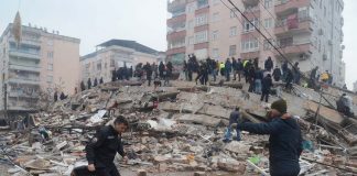 Foto: Sismo en Turquía provoca derrumbes parciales en tres edificios