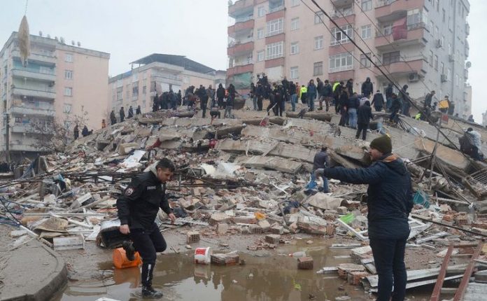 Foto: Sismo en Turquía provoca derrumbes parciales en tres edificios