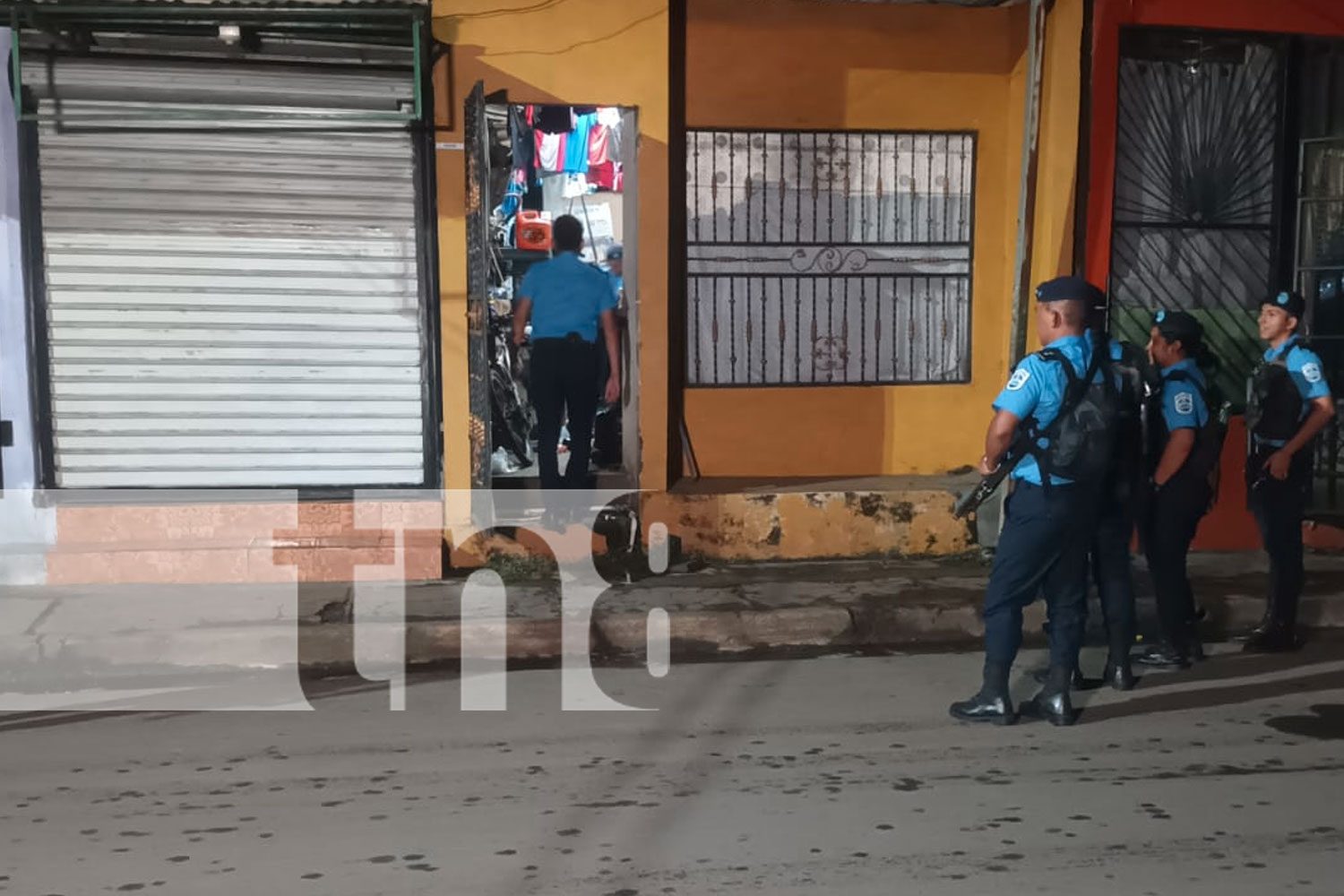 Foto: Un ciudadano de identidad desconocida fue encontrado sin vida en su hogar peritos de criminalística investigan el caso en Managua./TN8