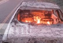 Foto: Carro arde en llamas y queda vuelto cenizas en la Isla de Ometepe/ TN8