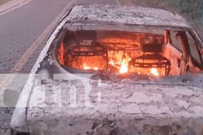 Foto: Carro arde en llamas y queda vuelto cenizas en la Isla de Ometepe/ TN8