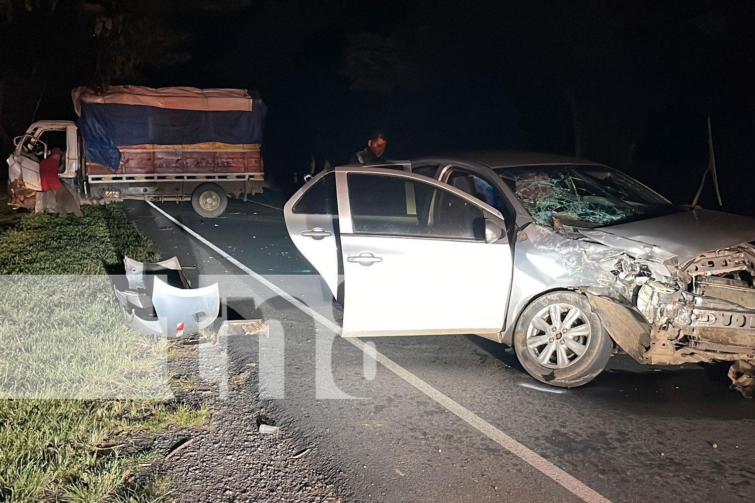 Foto: Fuerte accidente entre un camioncito y un carro en la carretera Juigalpa-Managua afortunadamente ambos conductores están vivos de milagro /TN8