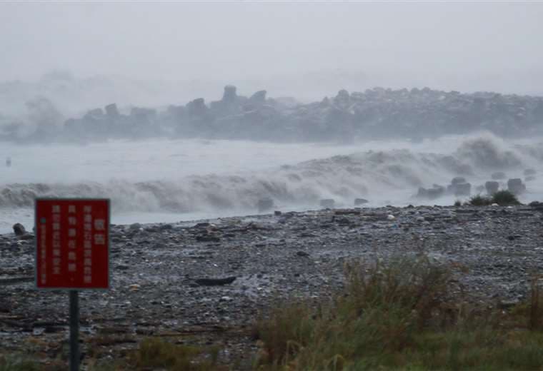 Foto: Cierre total en Taiwán: tifón Kong-rey deja calles desiertas