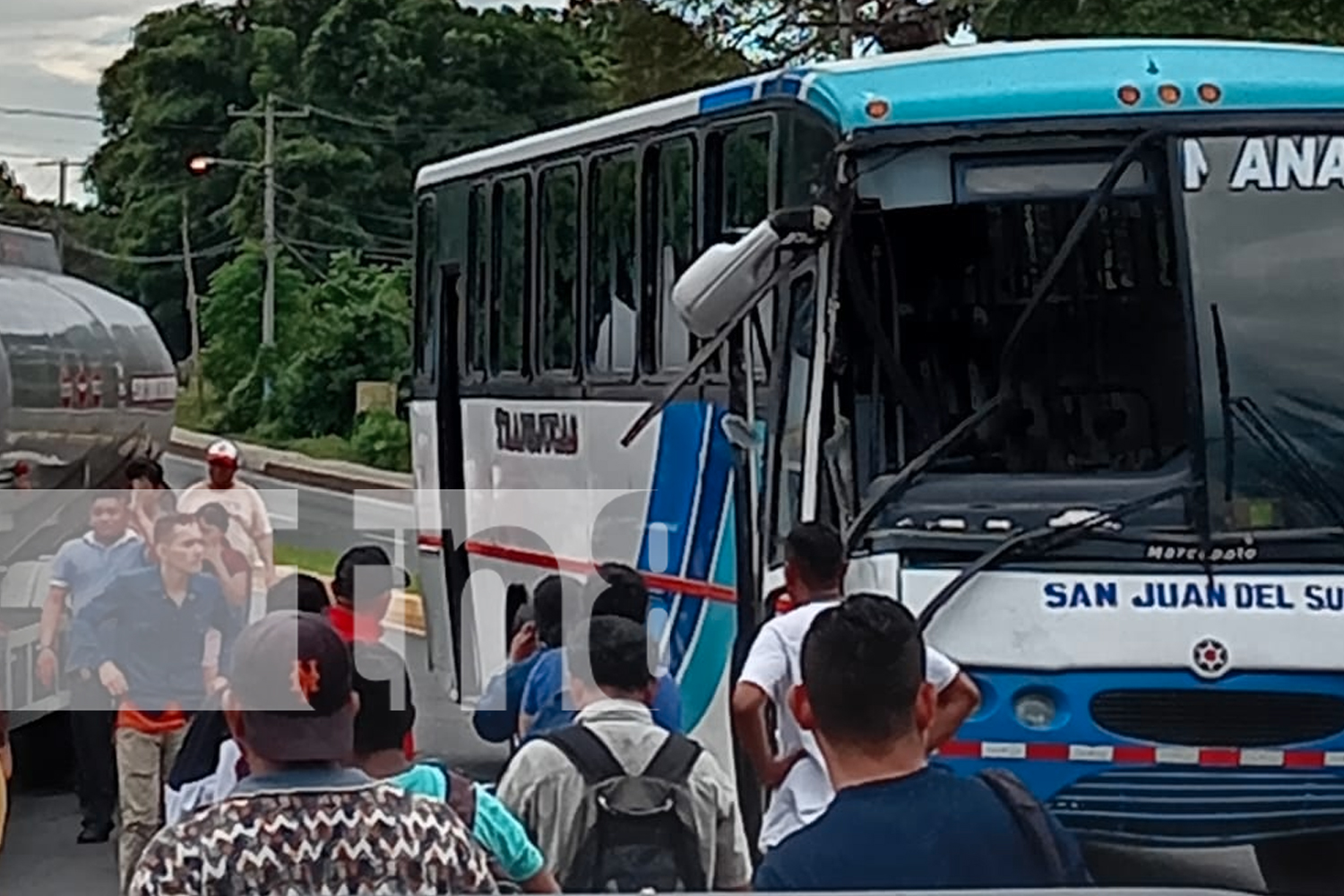 Foto: Pasajeros ven la muerte de cerca tras brutal choque entre bus y cisterna en Diriomo/TN8