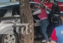 Foto: ¿Qué habrá pasado?, Conflicto de pareja se convierte en espectáculo viral en Managua/TN8