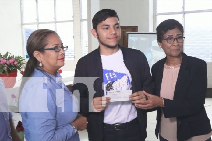 Foto: Jóvenes de Estelí agradecen bono de bachillerato /TN8