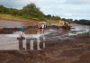 Foto: Un camión quedó varado en Nandaime tras la crecida del arroyo. Autoridades y trabajadores siguen intentando rescatarlo/TN8