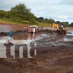 Foto: Un camión quedó varado en Nandaime tras la crecida del arroyo. Autoridades y trabajadores siguen intentando rescatarlo/TN8