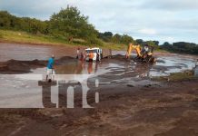 Foto: Un camión quedó varado en Nandaime tras la crecida del arroyo. Autoridades y trabajadores siguen intentando rescatarlo/TN8