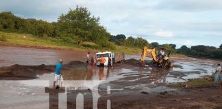 Foto: Un camión quedó varado en Nandaime tras la crecida del arroyo. Autoridades y trabajadores siguen intentando rescatarlo/TN8