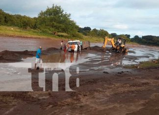 Foto: Un camión quedó varado en Nandaime tras la crecida del arroyo. Autoridades y trabajadores siguen intentando rescatarlo/TN8