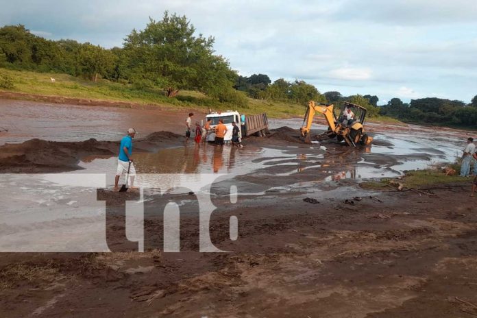 Foto: Un camión quedó varado en Nandaime tras la crecida del arroyo. Autoridades y trabajadores siguen intentando rescatarlo/TN8