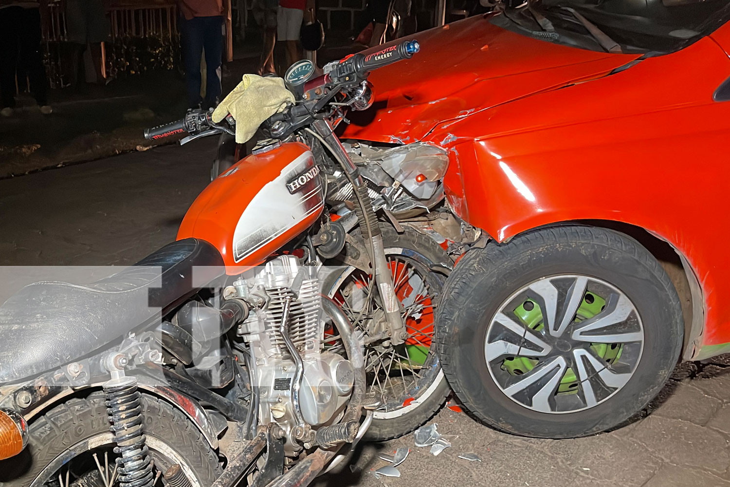 Foto: Joven lesionado al impactar en un costado de un vehículo en Juigalpa, Chontales/TN8