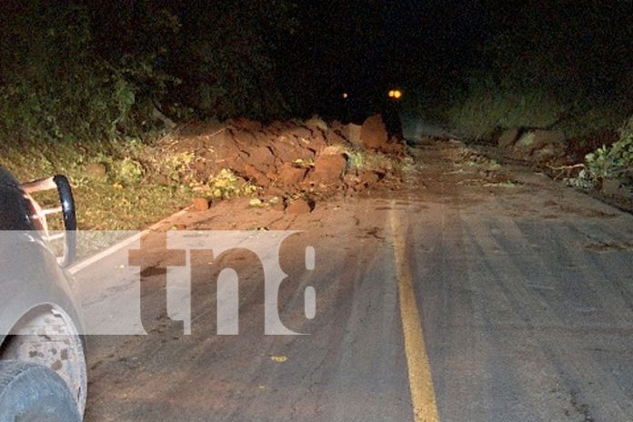 Foto: Un derrumbe obstaculiza la carretera a San Rafael del Sur tras intensas lluvias las autoridades están trabajando en el despeje de la vía/TN8