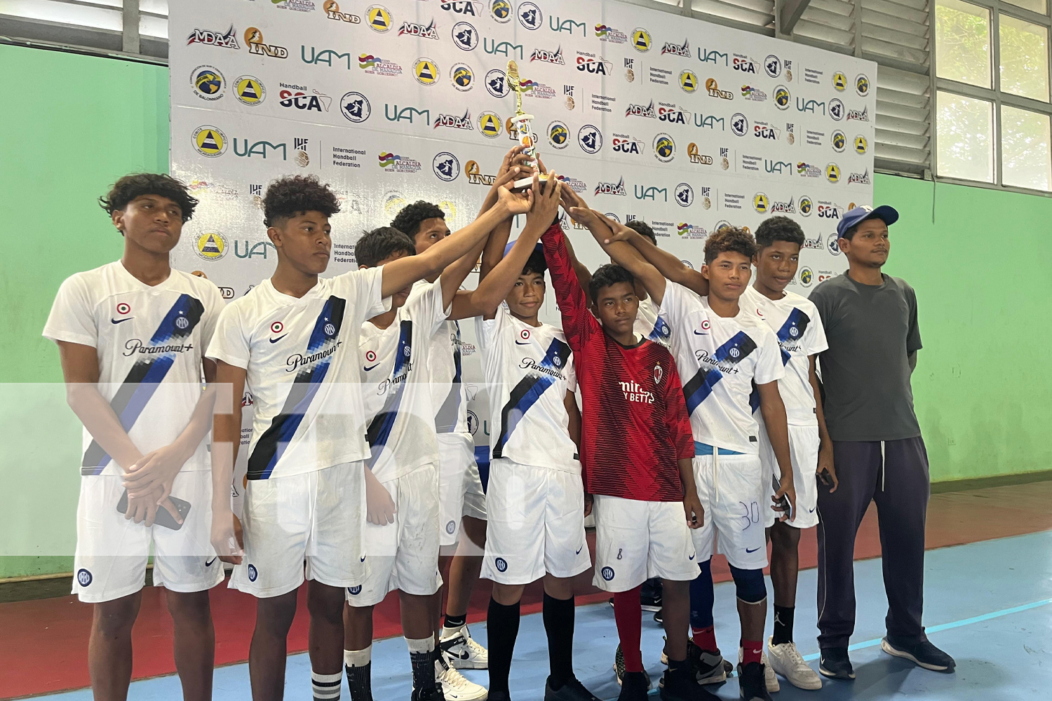 Foto: Equipos destacados reciben premios en el Torneo de Balonmano /TN8