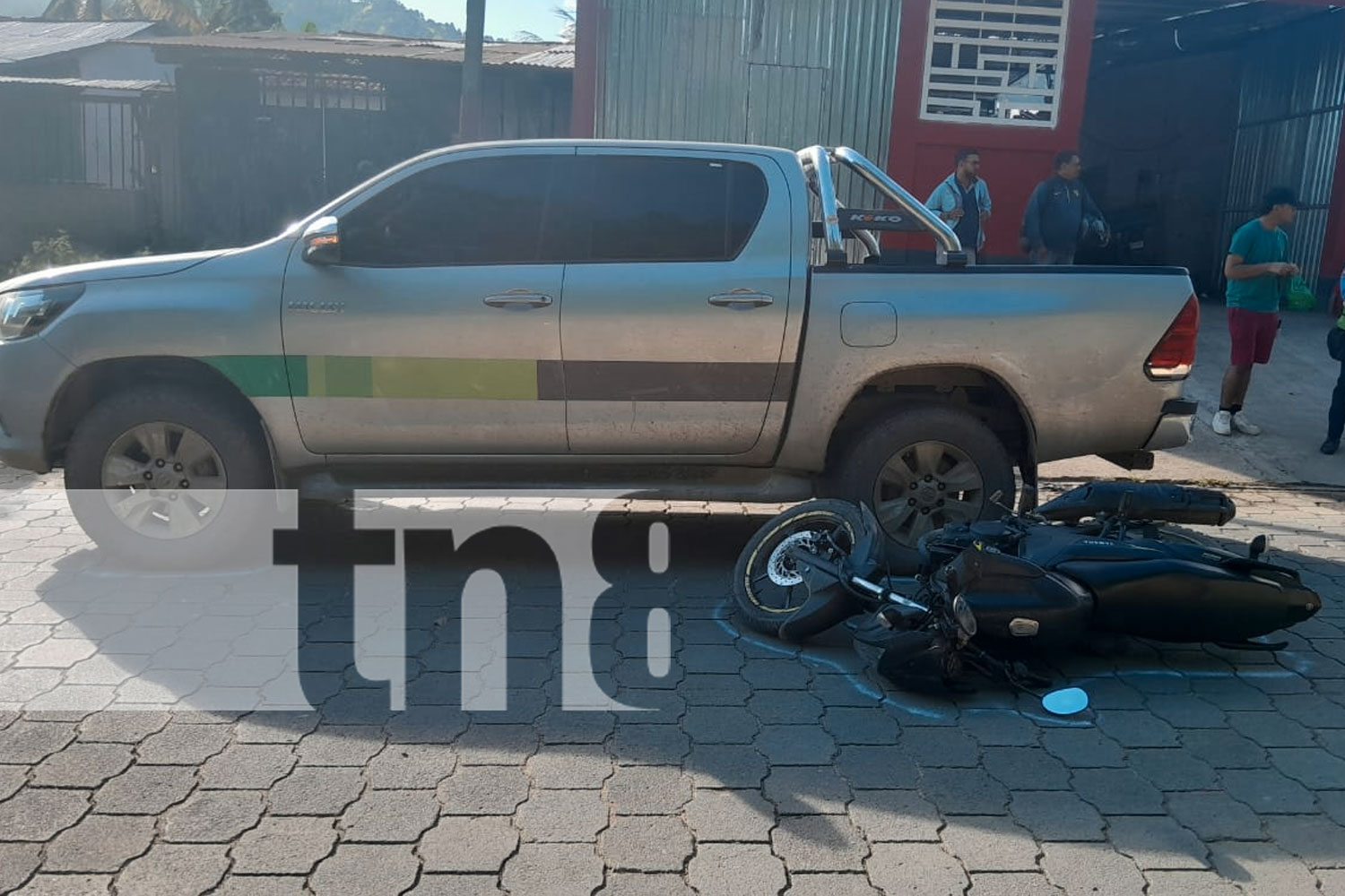 Foto: Colisión en Jalapa entre motocicleta y camión deja daños materiales afortunadamente el conductor de la moto resultó ileso/TN8