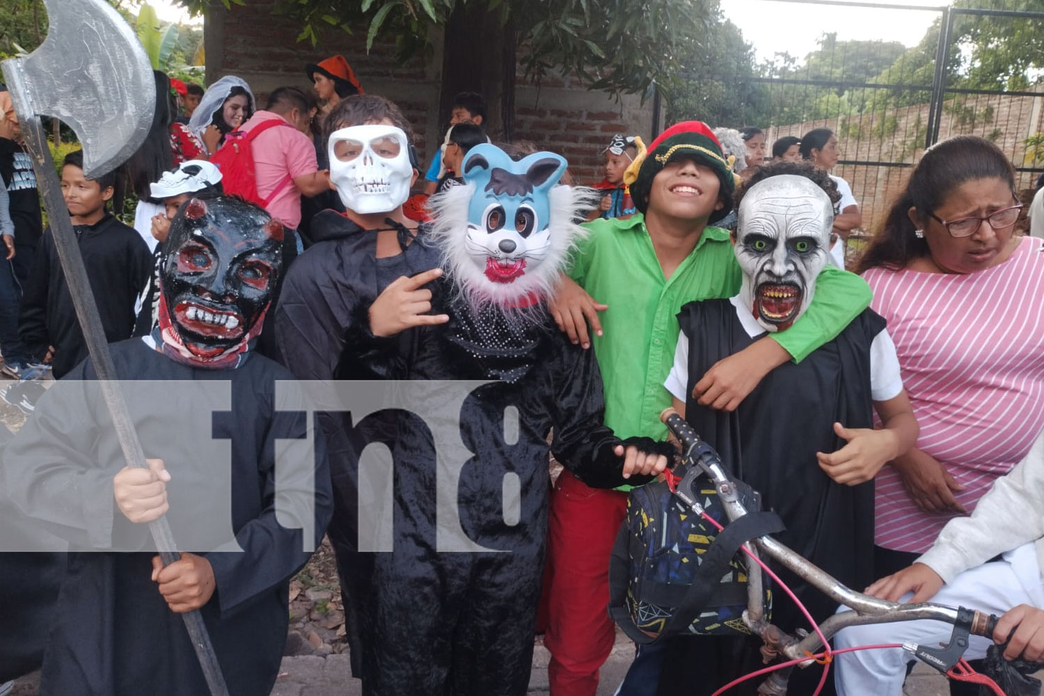 Foto: Chico Largo y el padre sin cabeza asustaron y divirtieron a grandes y chicos en el tradicional desfile de Altagracia/TN8