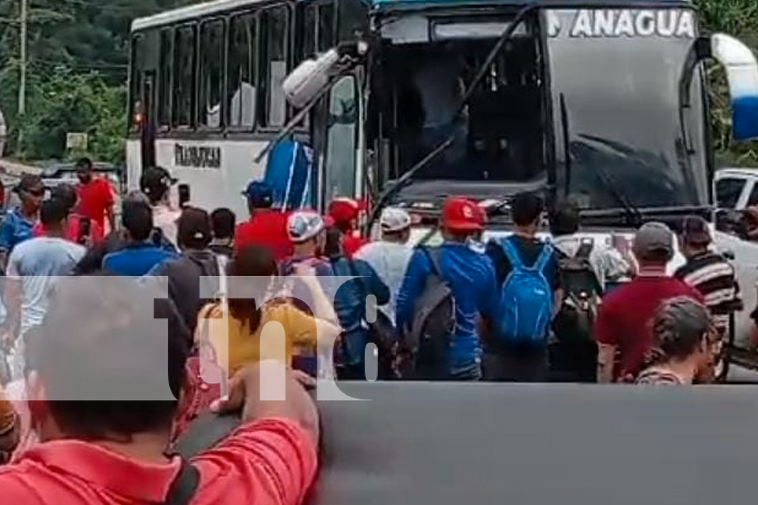 Foto: Pasajeros ven la muerte de cerca tras brutal choque entre bus y cisterna en Diriomo/TN8