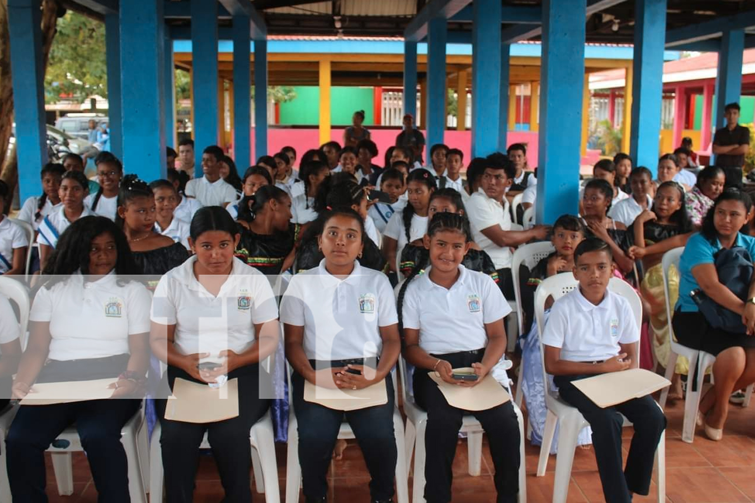 Foto:En Bilwi, estudiantes celebran el 37 aniversario de la autonomía de la Costa Caribe en el maratón cultural Mi canto a la Autonomía/TN8