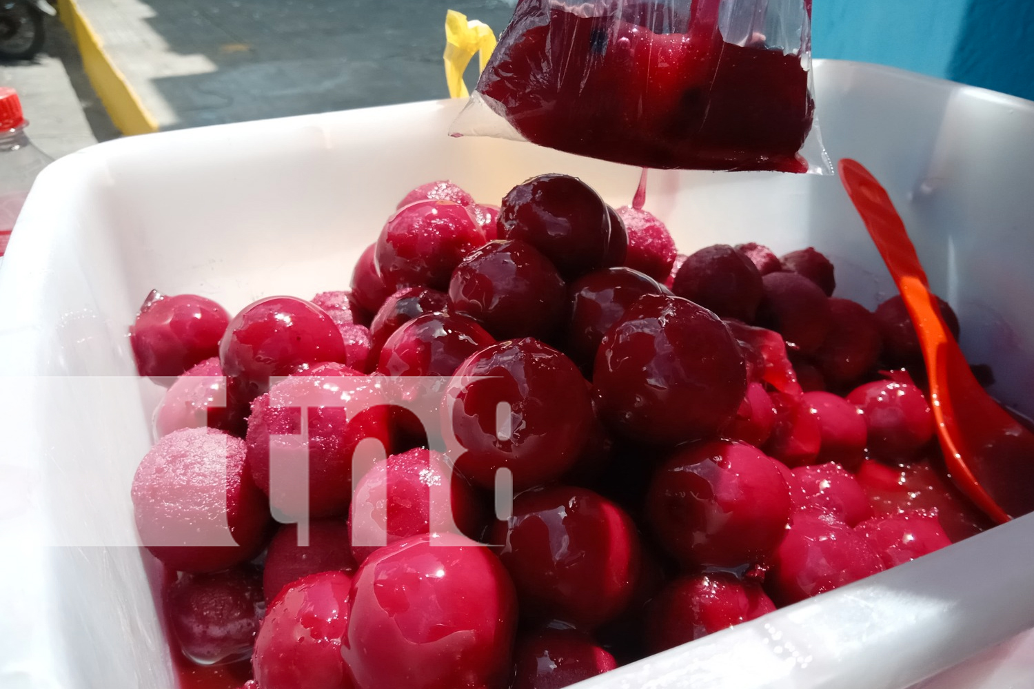 Foto:  Emprendedores en Rivas, listos para el Día de los Difuntos con productos tradicionales como el coyol en miel y la chicha de jengibre/TN8