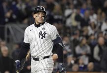 Yankees cerca de ser barridos en la Serie Mundial