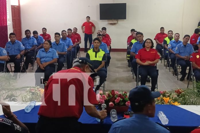 Foto: 30 bomberos iniciaron nuevo curso /TN8