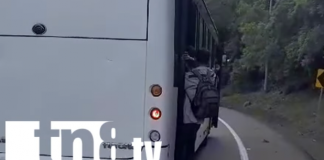 Foto: Pasajero desafiando el peligro en un bus durante la Cuesta El Plomo / TN8