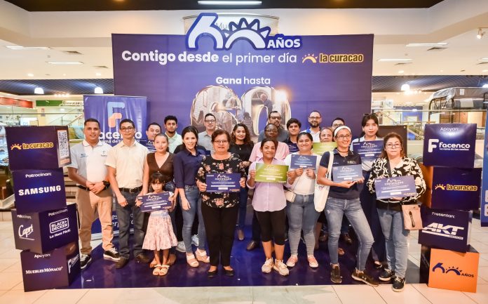 Foto: Ganadores de premios con La Curacao