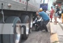 Foto: Accidente en Ometepe: Dos turistas extranjeros casi mueren aplastados por un camión luego de que se los pasara llevando en Altagracia/TN8