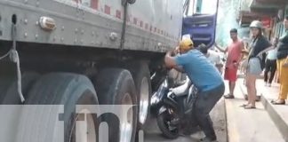 Foto: Accidente en Ometepe: Dos turistas extranjeros casi mueren aplastados por un camión luego de que se los pasara llevando en Altagracia/TN8