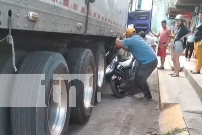 Foto: Accidente en Ometepe: Dos turistas extranjeros casi mueren aplastados por un camión luego de que se los pasara llevando en Altagracia/TN8