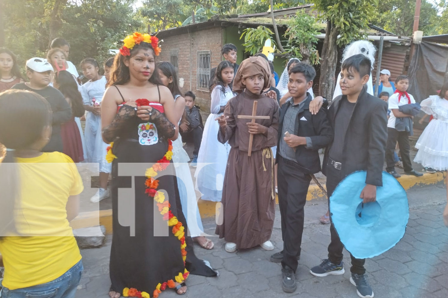 Foto: Chico Largo y el padre sin cabeza asustaron y divirtieron a grandes y chicos en el tradicional desfile de Altagracia/TN8