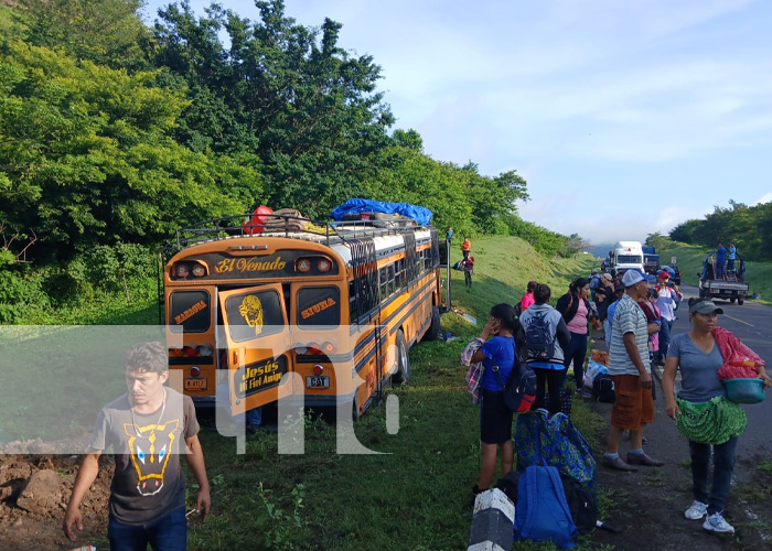 Foto: Fuerte choque entre bus interurbano y camión en Boaco / TN8