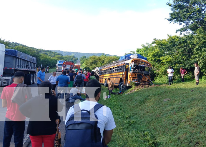 Foto: Fuerte choque entre bus interurbano y camión en Boaco / TN8