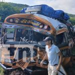 Foto: Fuerte choque entre bus interurbano y camión en Boaco / TN8