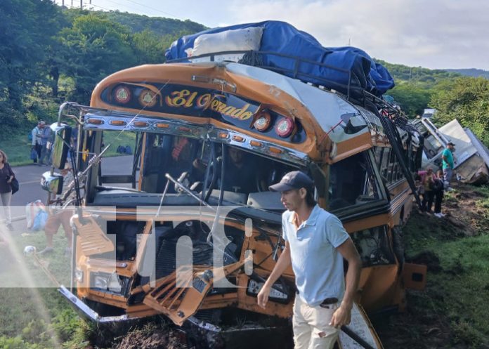 Foto: Fuerte choque entre bus interurbano y camión en Boaco / TN8