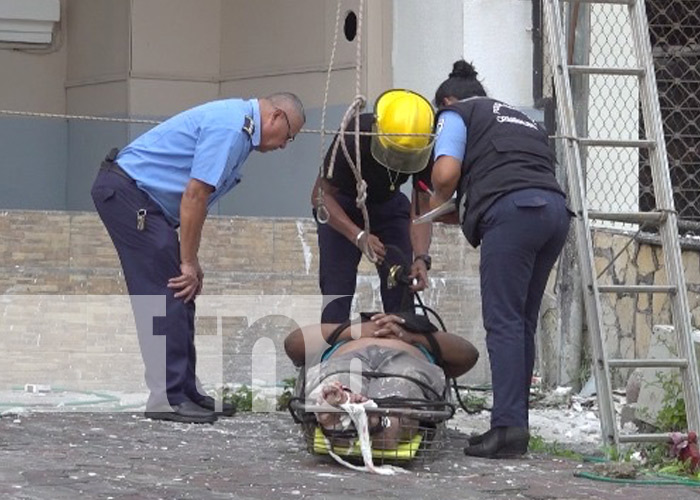 Foto: Hombre que pintaba el techo de un hotel en Managua casi pierde la vida / TN8