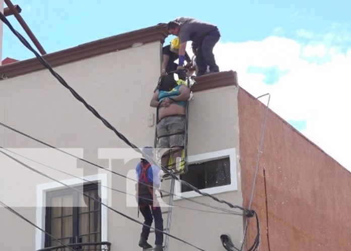 Foto: Hombre que pintaba el techo de un hotel en Managua casi pierde la vida / TN8