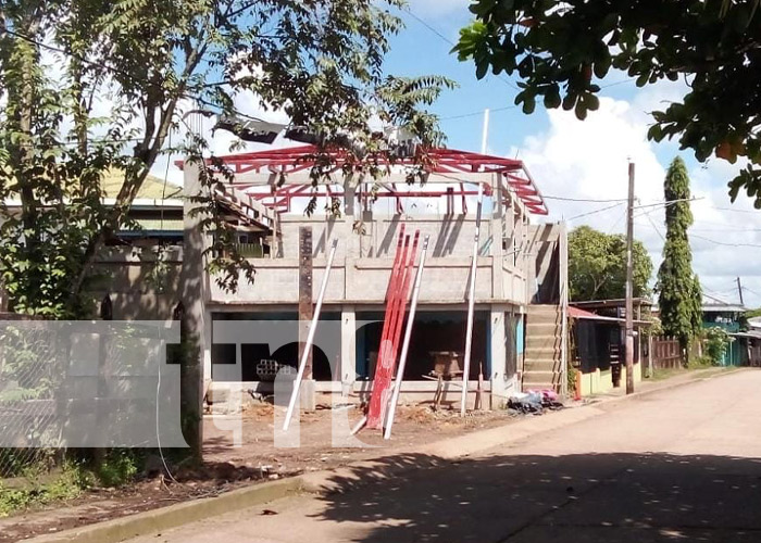 Foto: Obrero muere tras recibir una descarga cuando trabajaba con unos perlines en una construcción en La Cruz de Río Grande, Caribe Sur / TN8