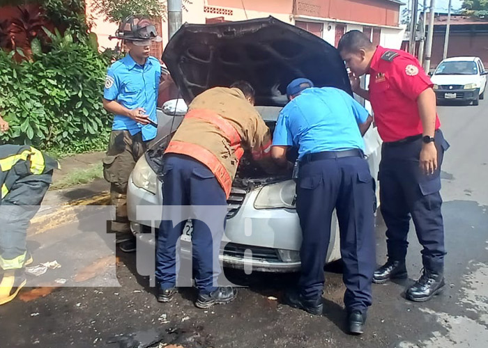 Foto: Buen susto por carro en llamas en Monseñor Lezcano, Managua / TN8