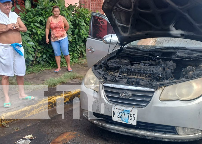 Foto: Buen susto por carro en llamas en Monseñor Lezcano, Managua / TN8