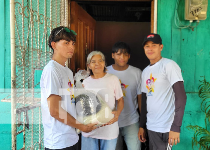 Foto: Entrega de paquetes alimenticios para madres de héroes y mártires en Managua / TN8