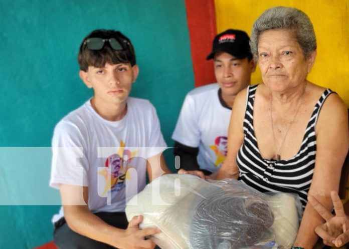 Foto: Entrega de paquetes alimenticios para madres de héroes y mártires en Managua / TN8