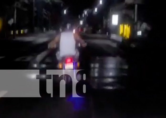 Foto: Irresponsable motociclista en la Carretera Vieja a León / TN8