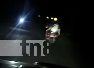 Foto: Escena insólita en Tola, Rivas, con tres hombres en una misma moto y ebrios / TN8