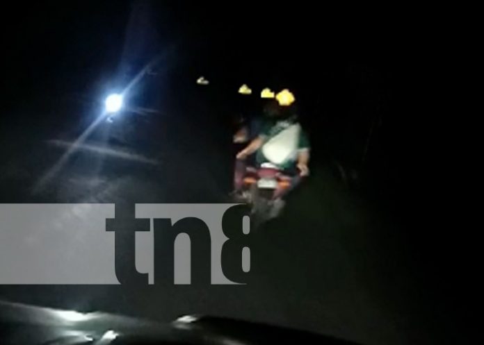 Foto: Escena insólita en Tola, Rivas, con tres hombres en una misma moto y ebrios / TN8